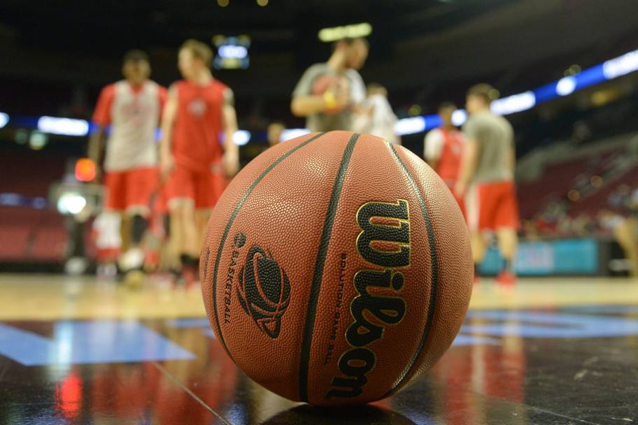 Il pallone in primo piano. Torneo NCAA a Portland, Usa (Reuters)